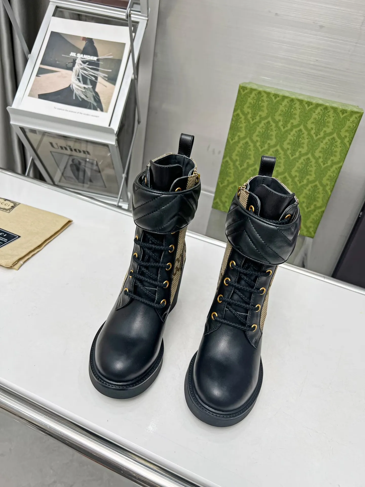 👟👟Ex-factory price 560👟👟 Autumn and winter GUCCI double G ankle boots with original open mold and electric embroidery magic belt khaki GG canvas logo elements, full of high-end feel. The side zipper is super easy to put on and take off. Fabric: cowhide. Lining/foot pad: cowhide. TPU outsole. Heel height 8cm. Size: 35-42#.
